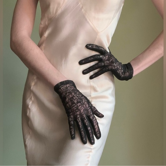 ♠️🆕 Charming Lace Yarn Gloves - Delicate Hollow Out, Short & Solid Color Black - Picture 1 of 6